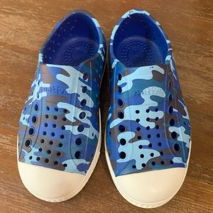 NWOT blue camouflage Natives size 8